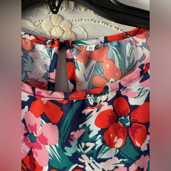 Bright floral puff sleeve silky summer top - Picture 3 of 4